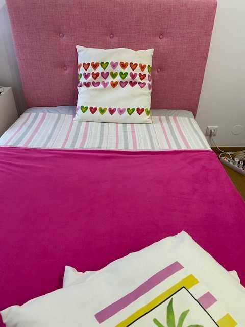 Cama com cabeceira rosa