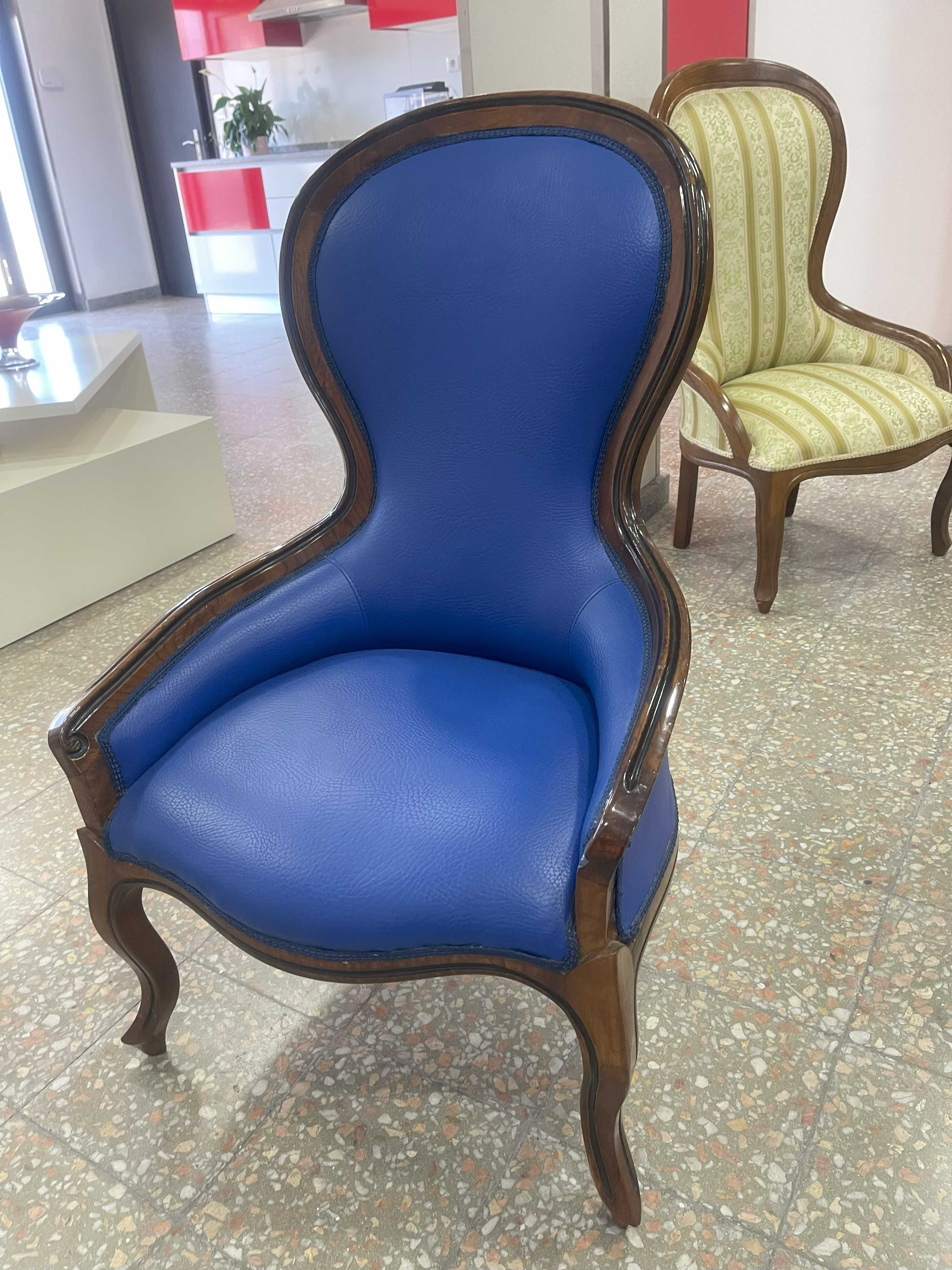 Poltrona clássica estofada em azul