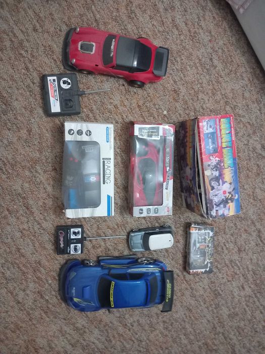 Varios carrinhos telecomandos