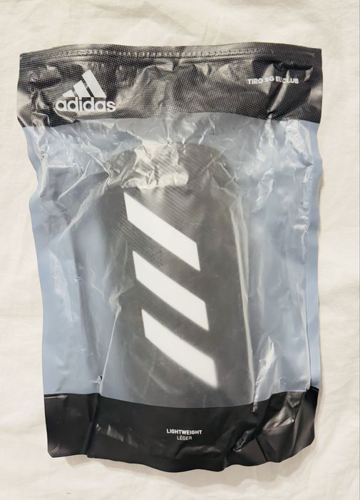 Ochraniacze piłkarskie Adidas, bardzo lekkie
