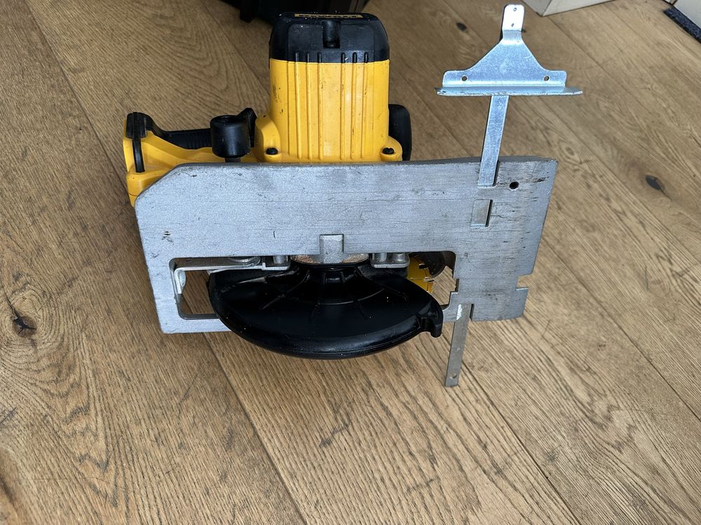 Дискова пила Dewalt DCS391
