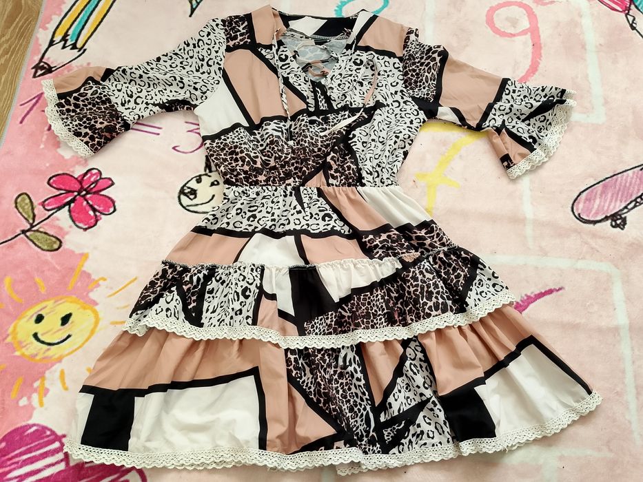 Sukienka tunika z falbankami i koronką