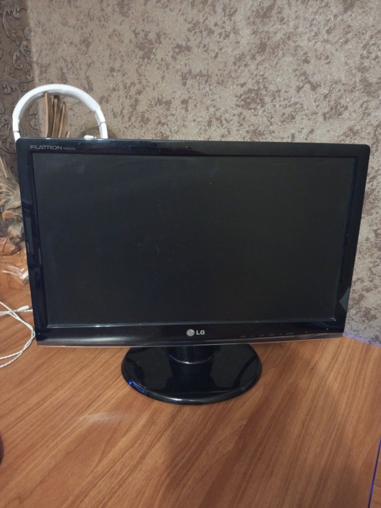 Монитор LG w2053s