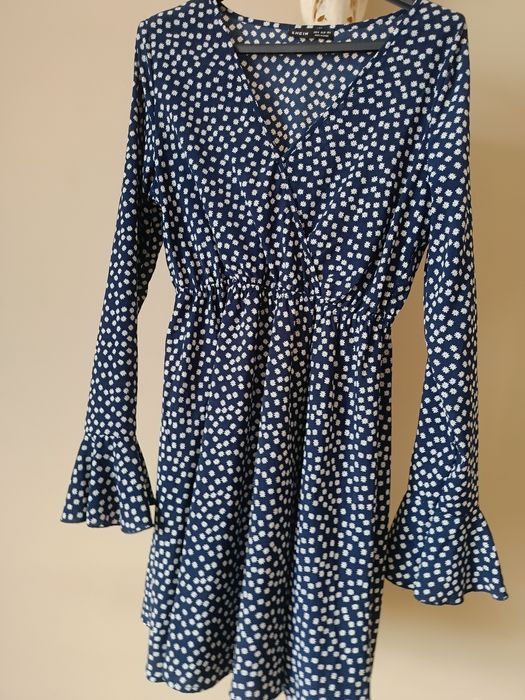 Sukienka z falbanką