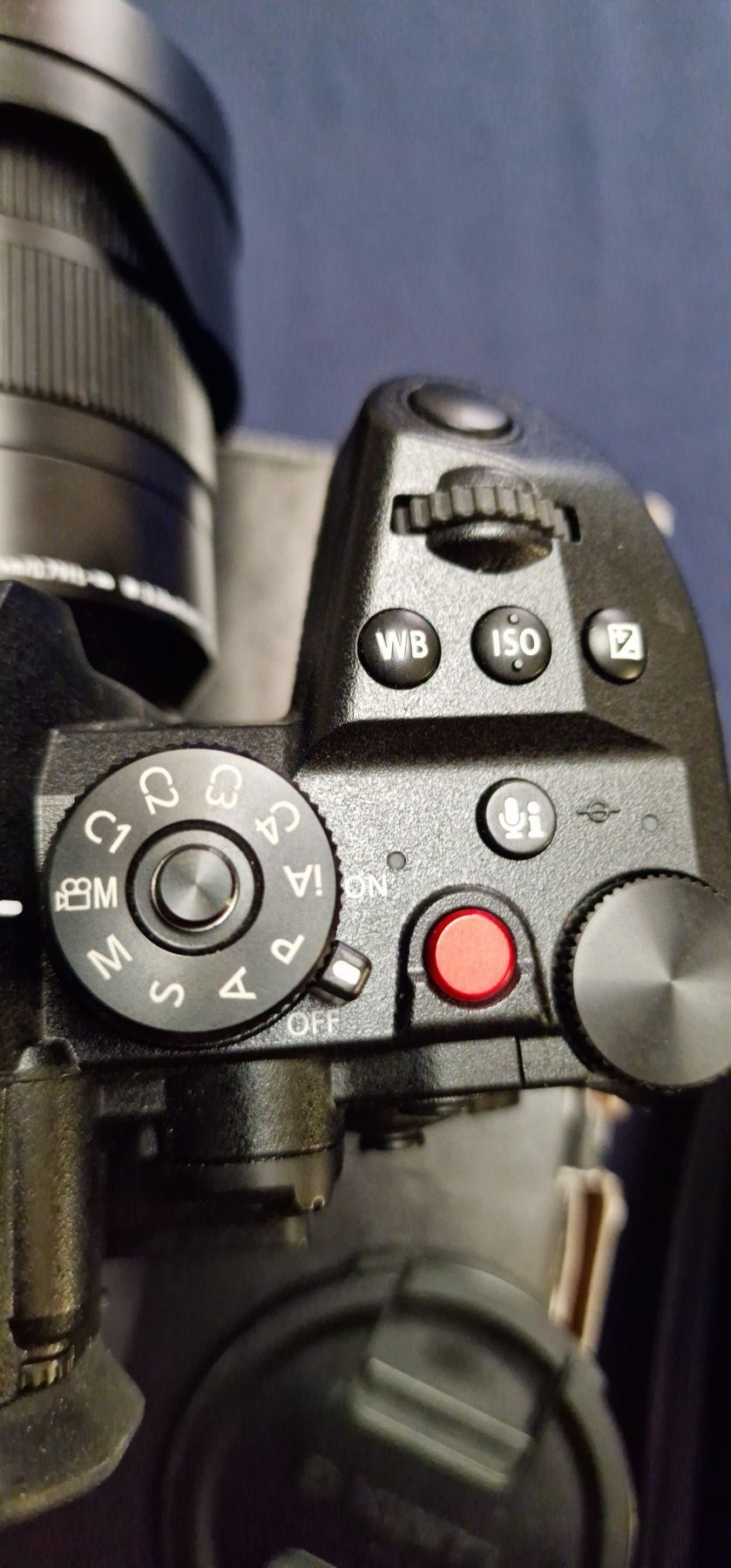 profesjonalny aparat Panasonic Lumix GH6 z obiektywem i stabilizatorem