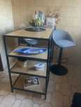 Mesa alta com duas cadeiras