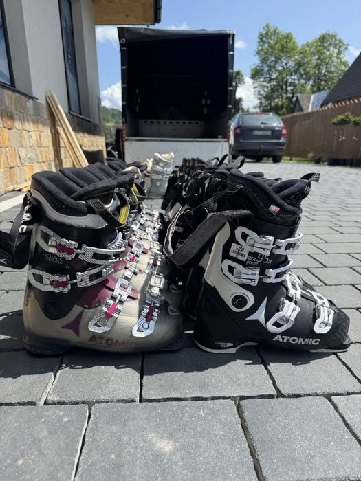 Pakiet butów narciarskich Atomic.