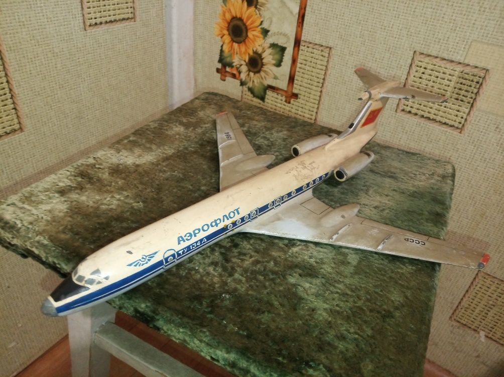 Продам сувенир самолёт ТУ-134А