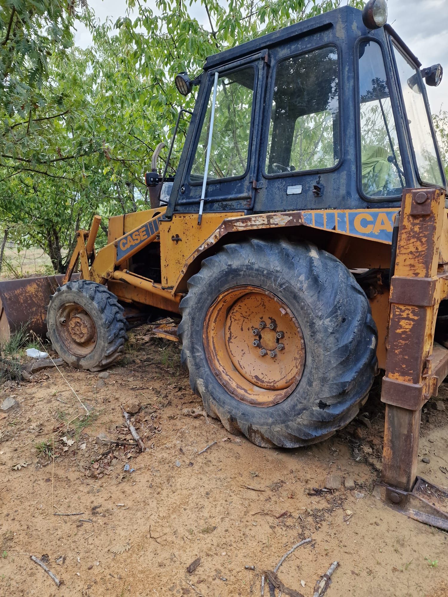 Rectroescavadora em bom estado