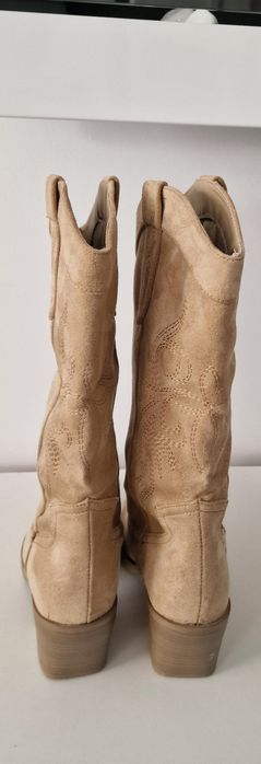 Kowbojki zamszowe "Bershka".