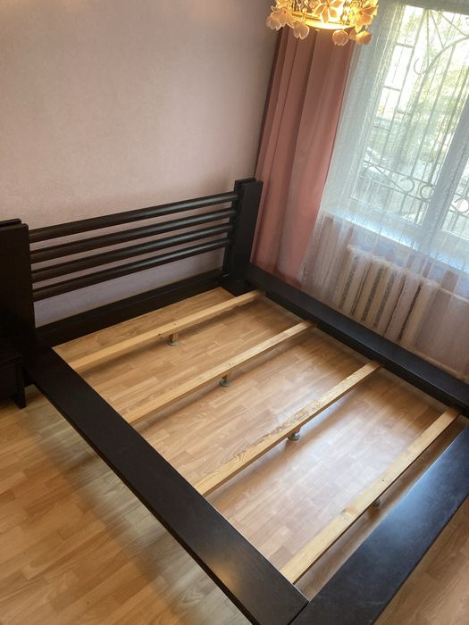 Кровать двоспальна з натуральноі деревени з тумбочками