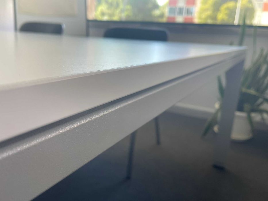 4 Secretárias em ilha Brancas pés metálicos