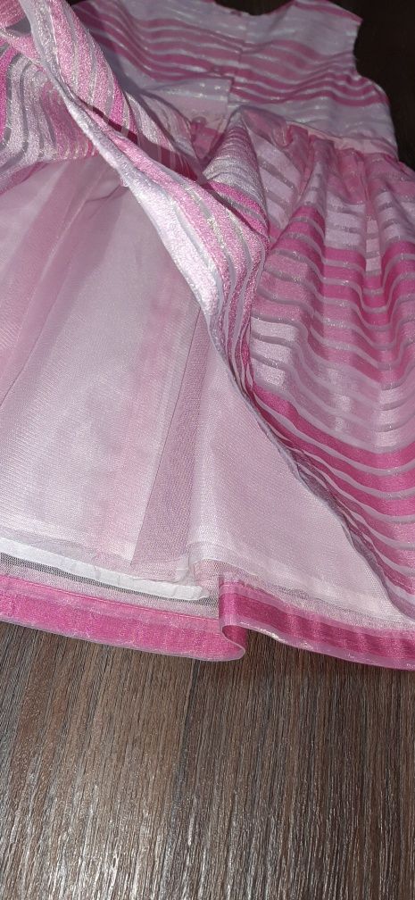 Розовое платье на девочку 4-5 лет.