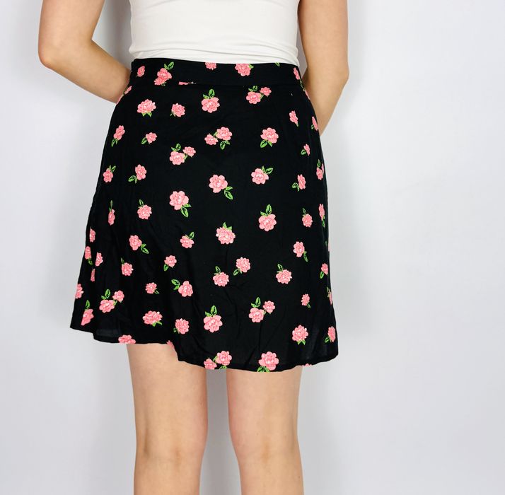 Czarna mini w różany wzór S 36 Miss Selfridge