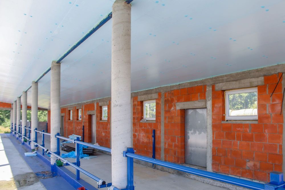 Izolacja Dachu Stropu Obory Kurnika Chlewni Hali Styrodur XPS AGRO