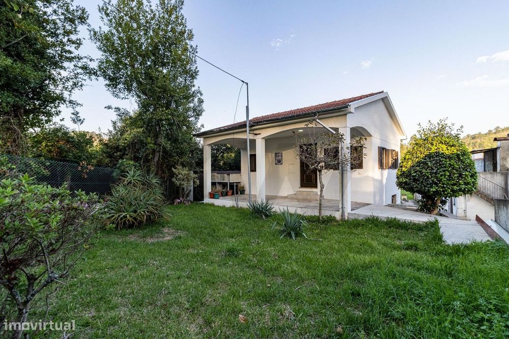 Moradia T2 isolada com anexos e terreno de 1800m2, em Macieira de Sarn