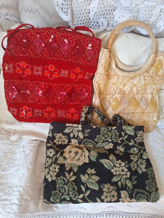 Adornos Egípcios e Saia Bordada