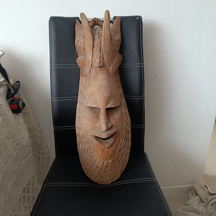 Маска африканская из дерева тяжелая ручная работа