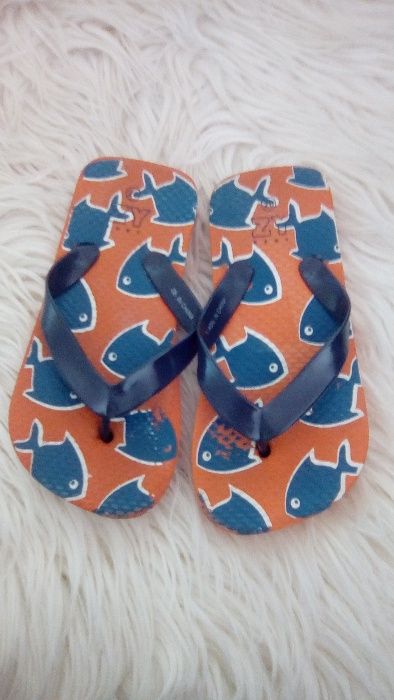 Vários Chinelos / Sandálias MENINO