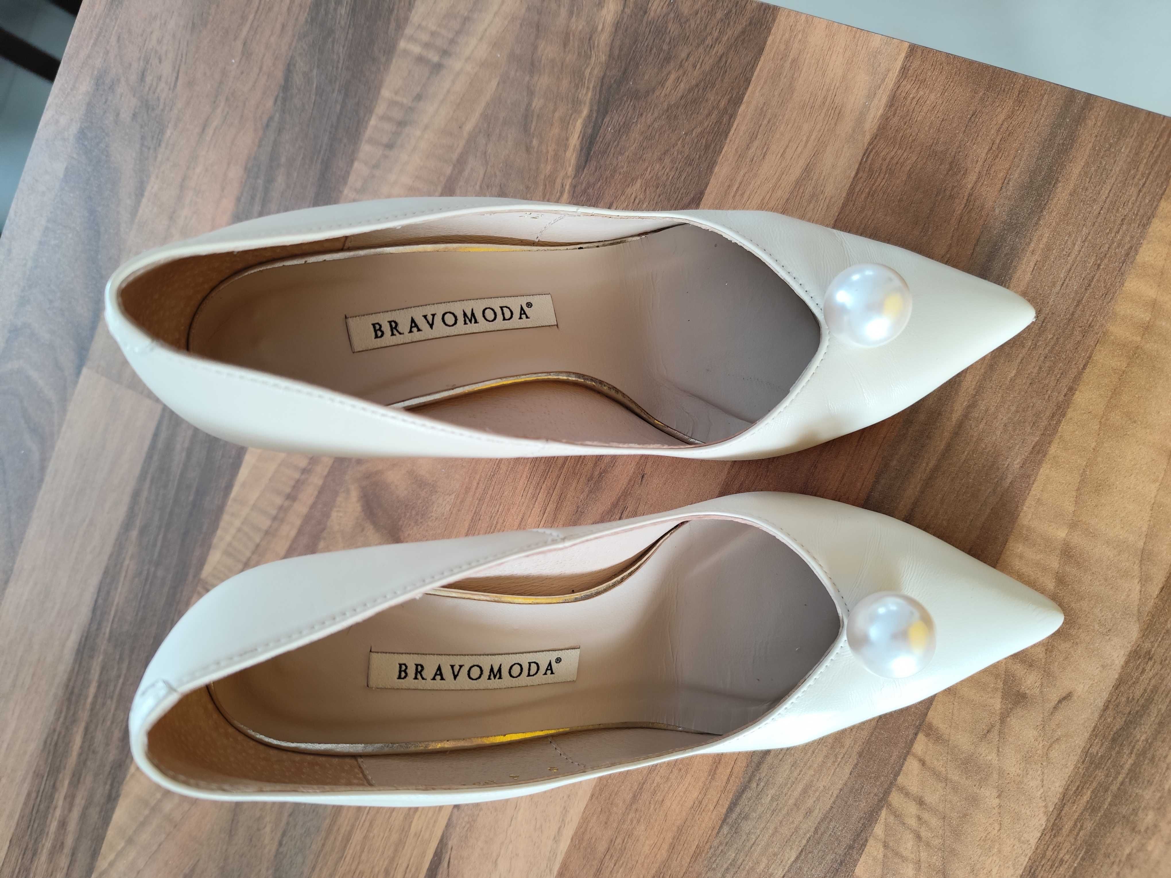 Buty szpilki Bravomoda stan idealny rozm. 38