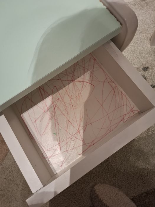 Drewniany stolik dla dzieci w kolorze miętowym