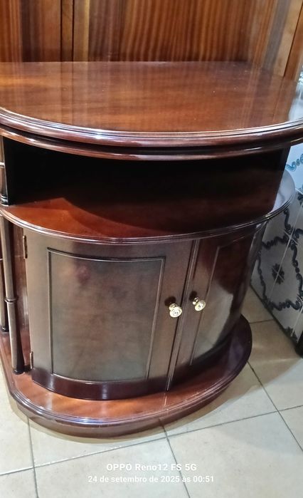 MÓVEL TV de Sala, Rotativa_Mogno_Envernizada
EM MOGNO-MADEIRA MACIÇA