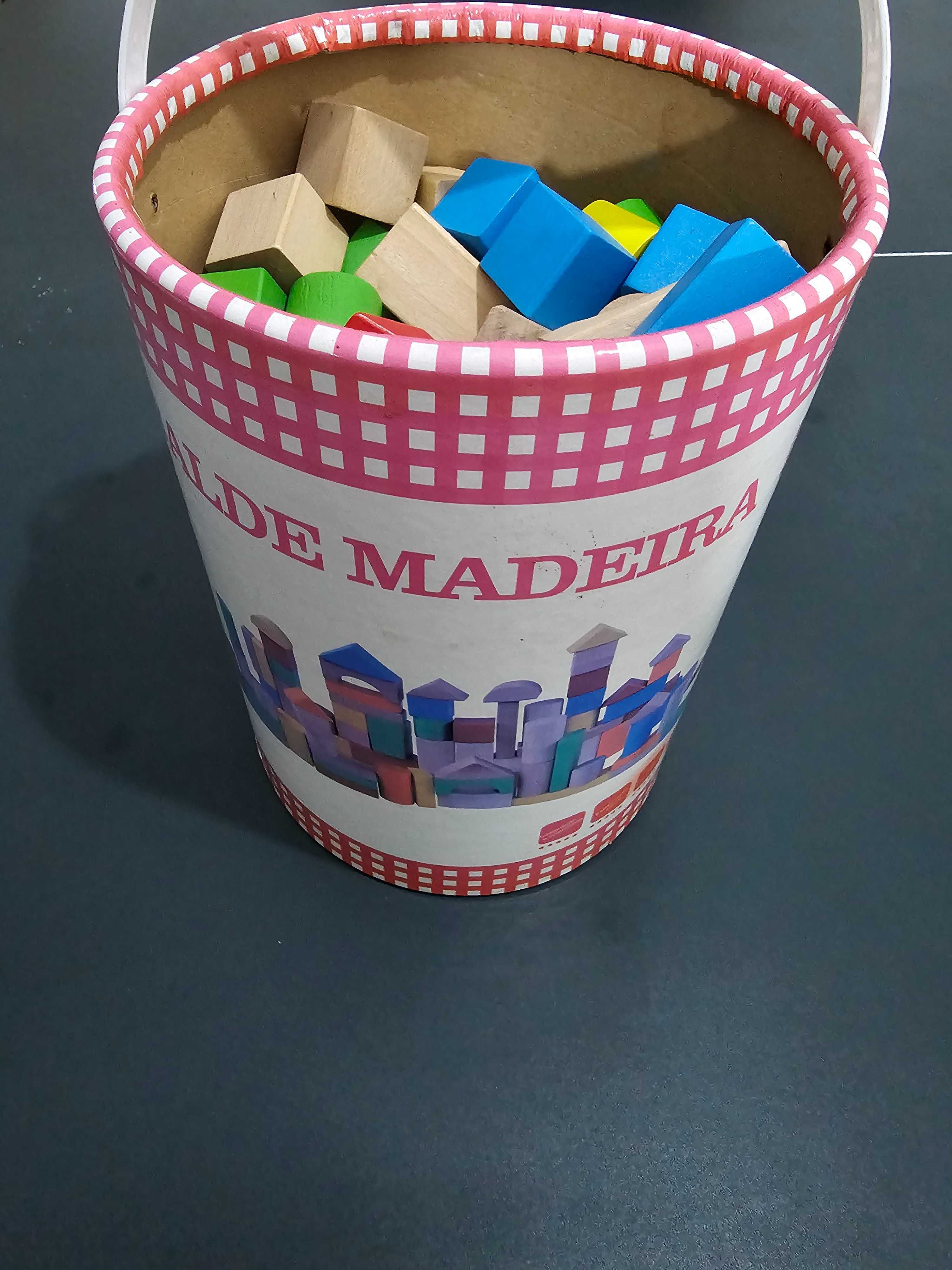 Balde de 100 peças madeira