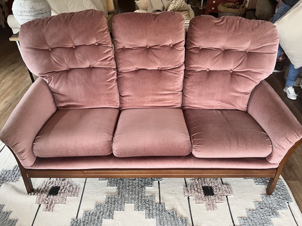 Sofa de madeira com almofadas em veludo rosa velho