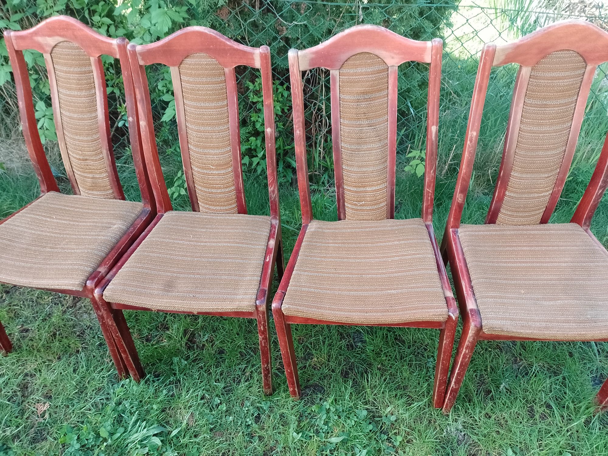 Sprzedam 4 drewniane krzesła .