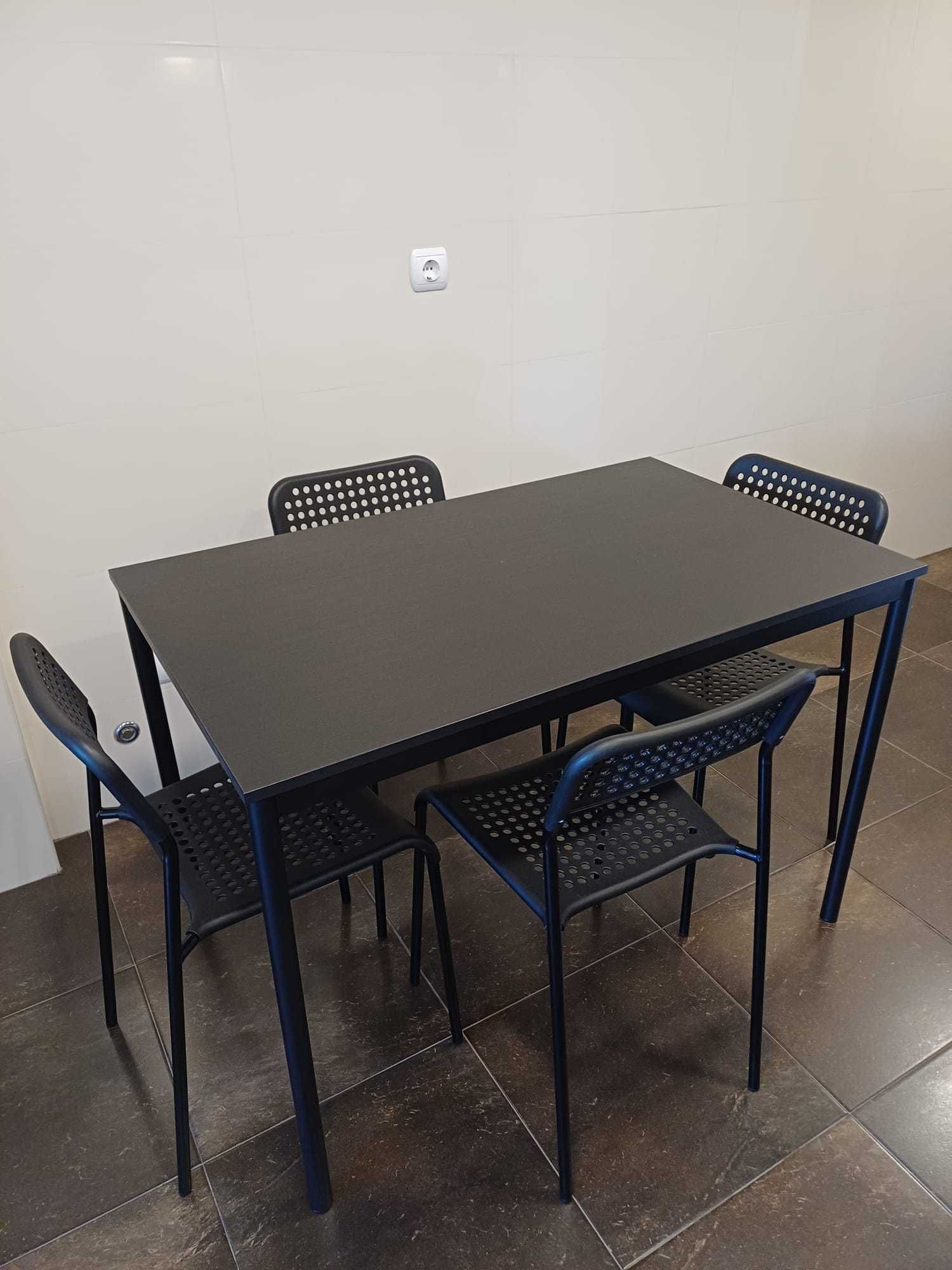 Conjunto mesa e 4 cadeiras (modelo IKEA Sandsberg/Adde)
