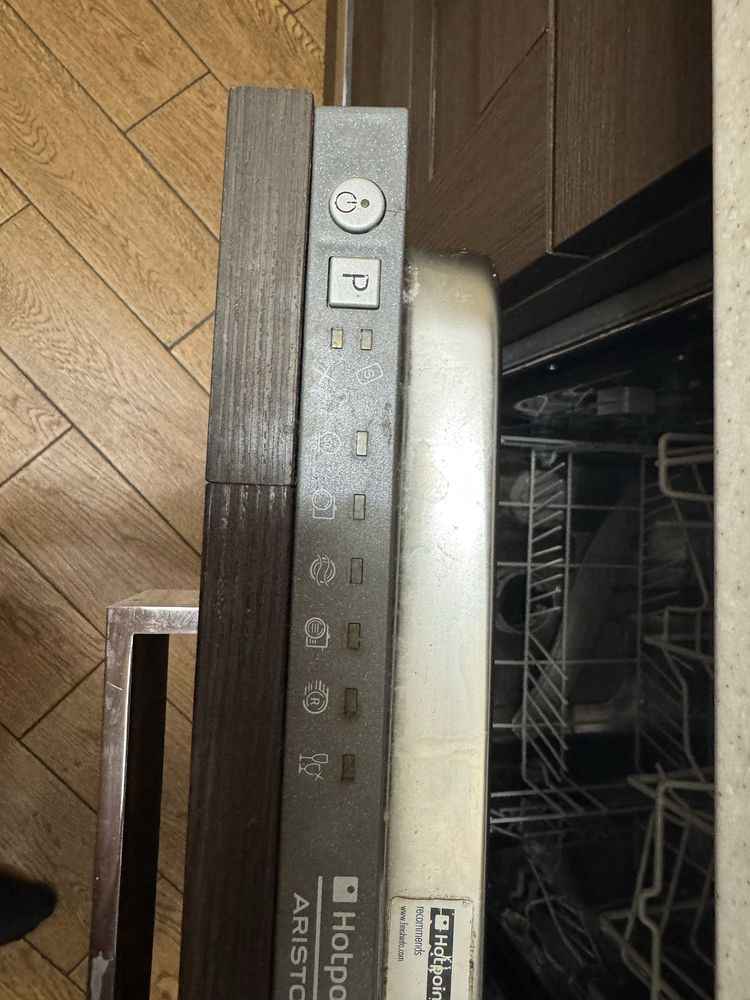 Посудомийна вбудована машина Ariston lst 116