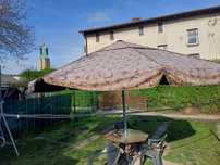 Duży parasol ogrodowy.
