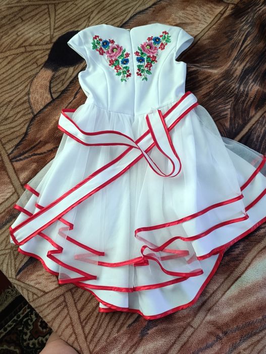Вишиване плаття з віночком