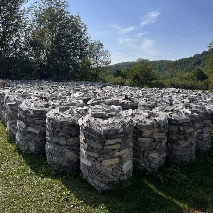 Рубані дрова в плиту котел сухі складені