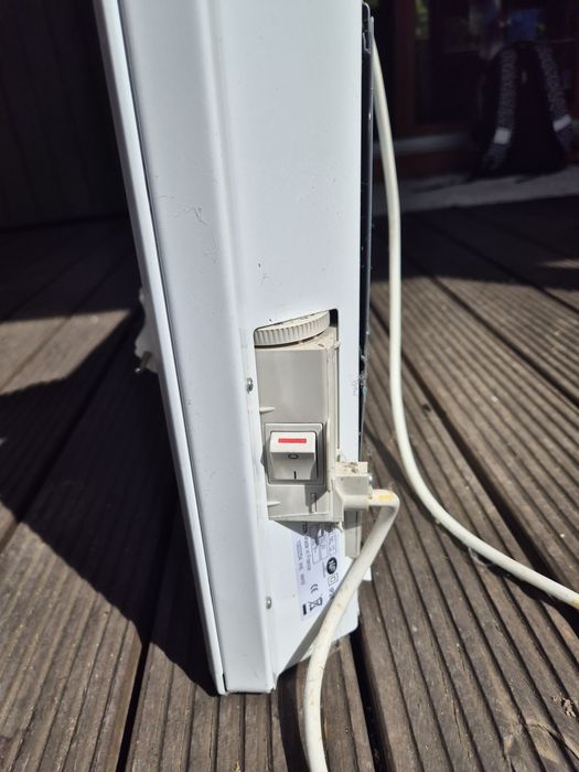 3 kompletne grzejniki z termostatem, moc:1250W