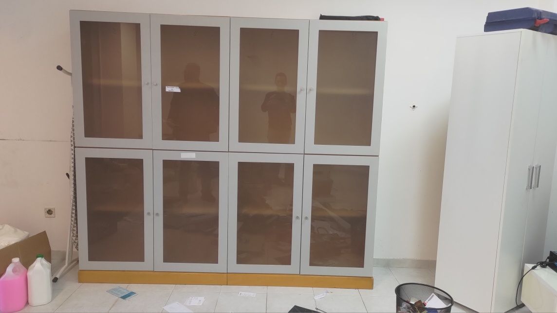 Móvel em madeira com portas em vidro