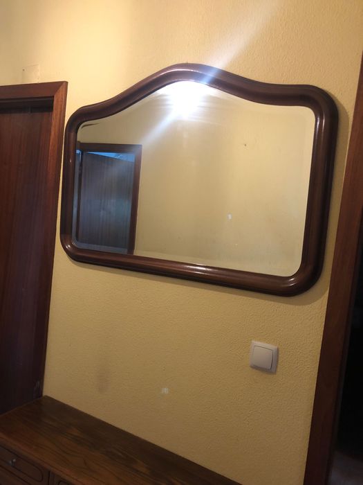 Móvel e espelho de entrada