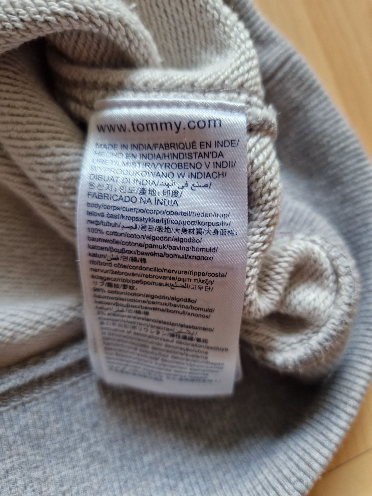 Bluza Tommy Hilfiger 
Rizmiar: L
Wymiary:
Szerokość mierzona pod pacha