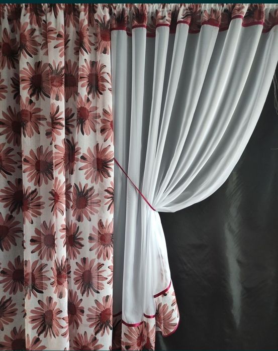 Гарний комплект на вікно