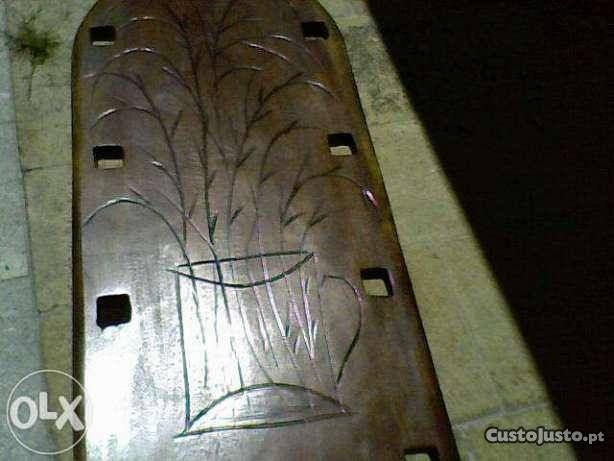 Mesa artesanal em madeira (peça única)