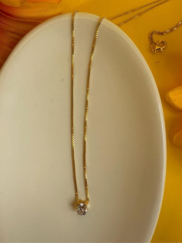 Semijoia colar ponto de luz com pedra de zirconia folheado a ouro
