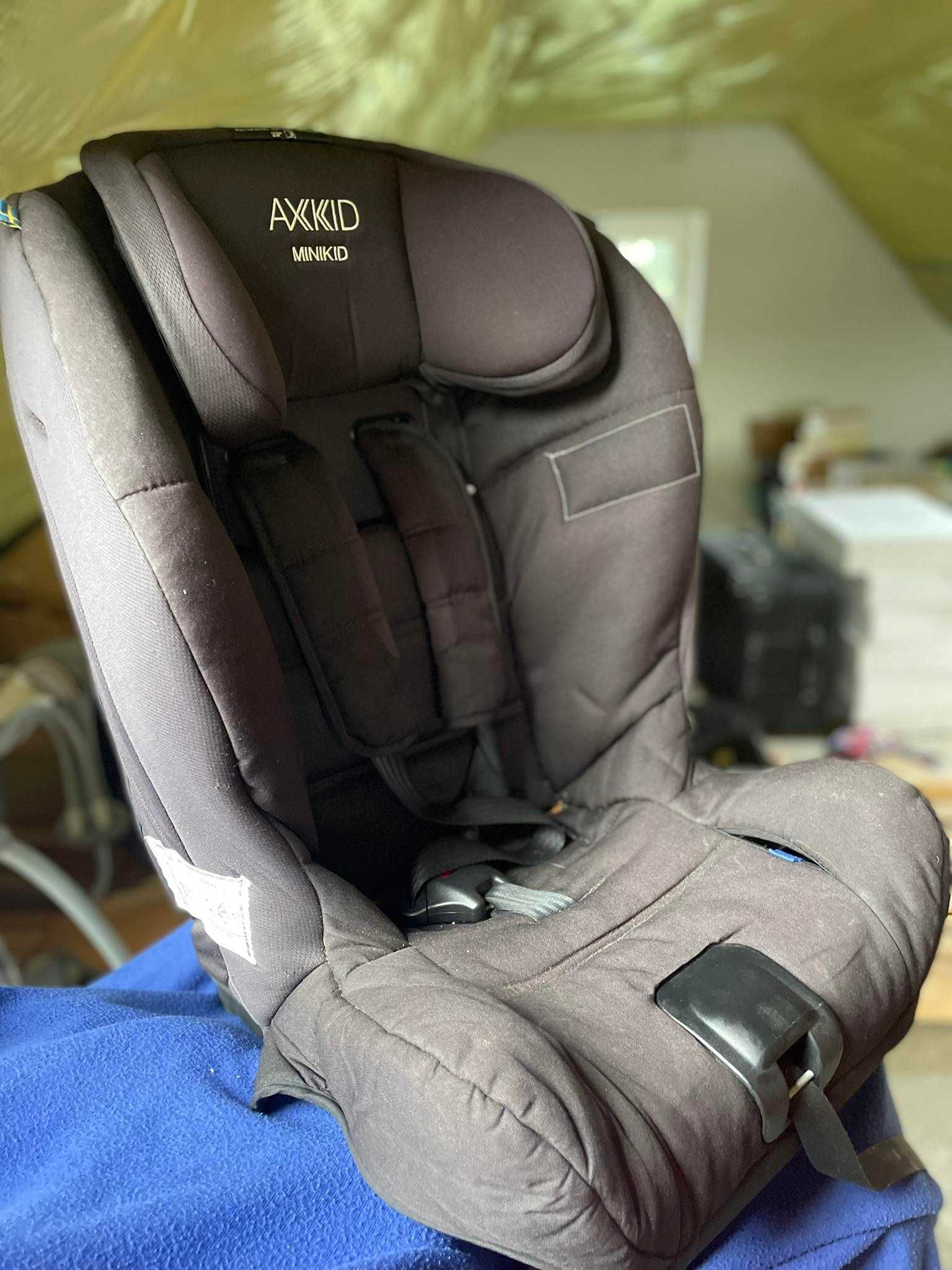 Fotelik samochodowy Axkid Minikid RWF do jazdy tyłem 9-25 kg