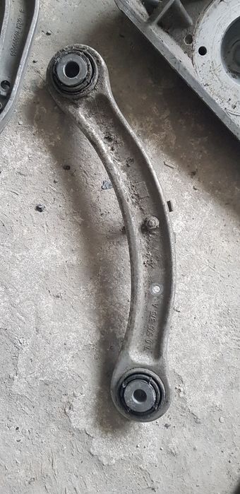 Ричаг передній,Volkswagen touareg,Audi Q7.Крошнтейни верхні,зад речаг