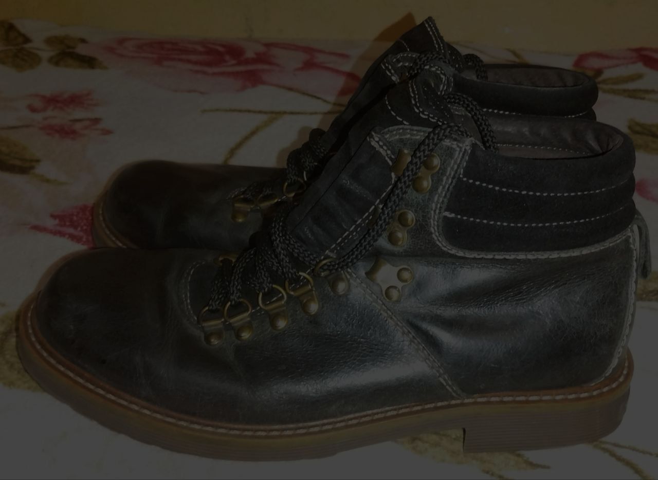 Продам тёплые ботинки (берцы) чёрные кожанные с железными вставками