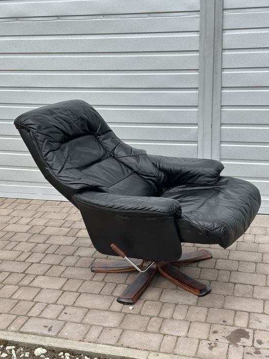 Відпочинкове поворотне крісло реклайнер на деревʼяній основі