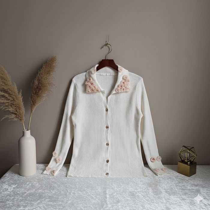 Śmietankowy sweter damski kardigan prążkowany z różami
