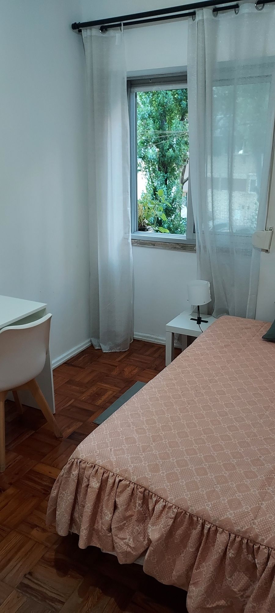 Quarto p/ Rapariga,  casa de banho privativa e frigorifico particular