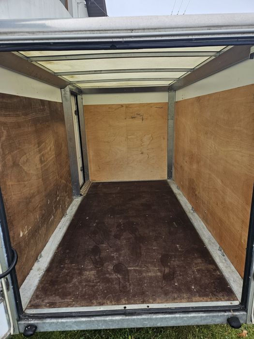 Przyczepa towarowa/furgon zamykana