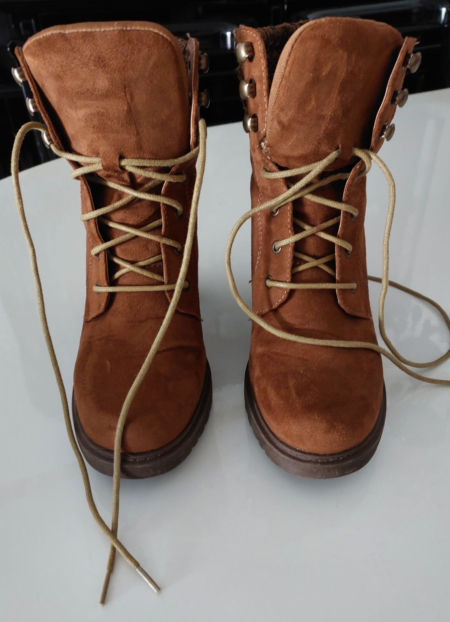 Botas de camurça e borracha