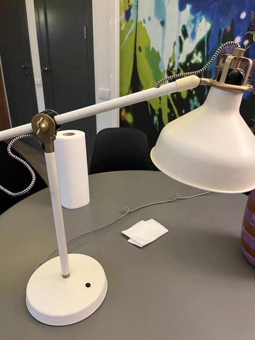 biała lampa do gabinetu ikea